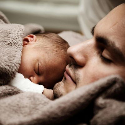Père et nouveau-né pratiquant le cododo en sécurité