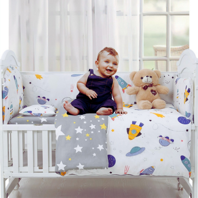 Literie bébé espace enfant assis souriant