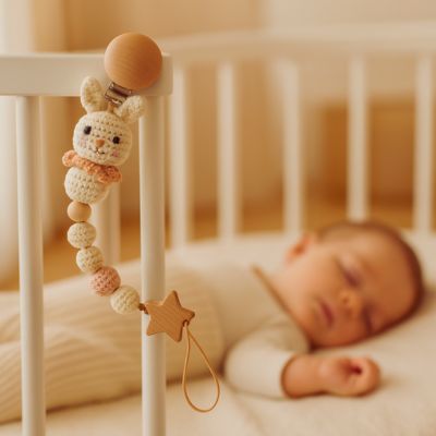 Attache Sucette Lapin Crochet Bois | PureBaby™ sécuritaire
