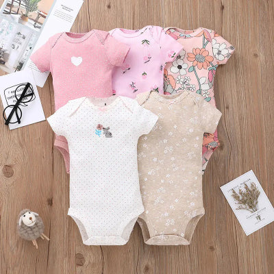 Body manches courtes bebe LaBarboteuse™ lot de 5 imprimés roses sur  table en bois