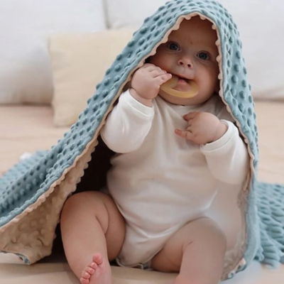 Couverture bébé d'emmaillotement bleue et rose | BubbleBlanket™ – texturée à relief bulles