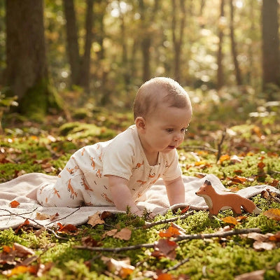 Grenouillère pour bebe Renards Ti-Minois™ bébé explorant le monde