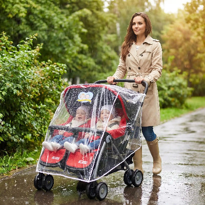 Housse de pluie pour poussette jumelée | Protect Twins-maman en promenade sous la pluie avec les bébés