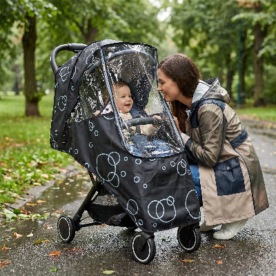 Housse de pluie universelle pour poussette :  bébé avec maman protégé par la pluie et le vent
