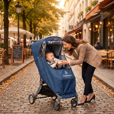 Housse de pluie universelle poussette bleue : contact avec bébé et son biberon  au retour à la maison