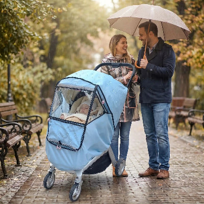Housse de protection pour poussette 4 saisons unicolore bleu pâle – Bébé dodo et parents qui sous la pluie au parc