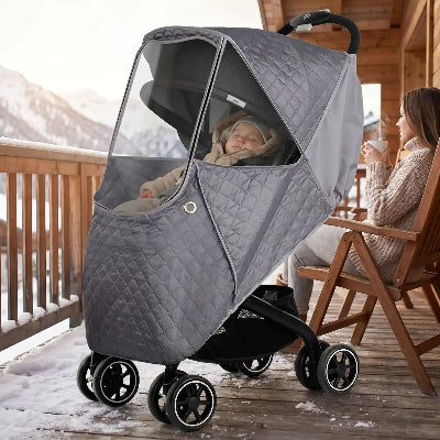 Housse pour poussette universelle chaude  grise – bébé qui fait dodo sur balcon et maman prend son café.