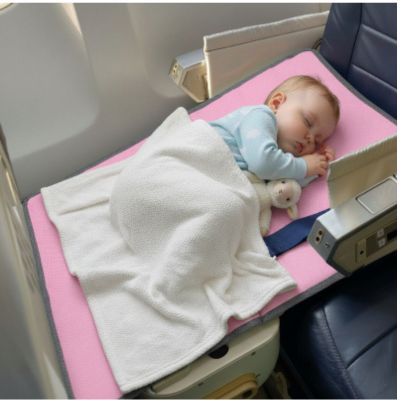 Lit d'apaisement de voyage portable bébé | ExtenseurDeSiège™ – Rose avec bébé faisant une relaxation