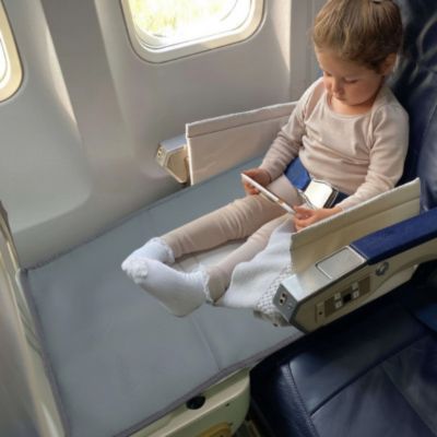 Lit de voyage portable bébé | ExtenseurDeSiège™ – Gris avec enfant et sa tablette