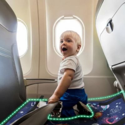 Lit de voyage portable bébé | ExtenseurDeSiège™ – Planète bleu avec enfant souriant