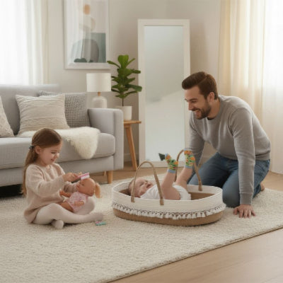Lit de voyage portable bébé panier tressé | Le Cocon – Papa qui joue avec ses enfants.