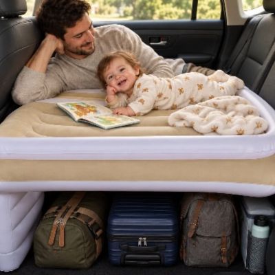 Lit de voyage pour bébé gonflable | ExtenseurDeSiège™ – Avec papa souriant couché dans la voiture 