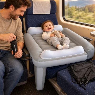 Lit de voyage pour bébé gonflable | ExtenseurDeSiège™ – Papa qui gonfle le lit avec la pompe manuelle