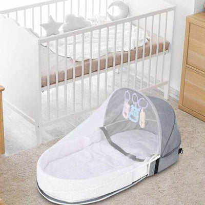 Lit de voyage pour bébé gris BabyCocoon™ installer  au sol  dans chambre
