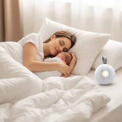 Machine à bruit blanc portable bébé 15 sons apaisants | DodoMobile™ – Bébé et maman qui dorment