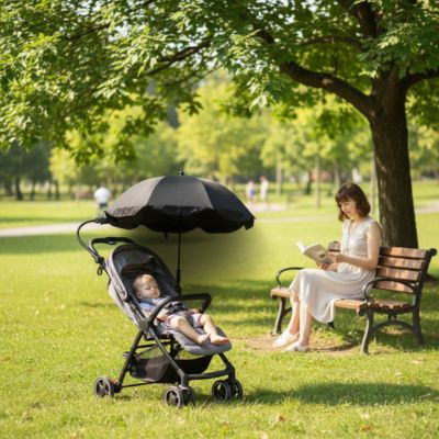 Ombrelle poussette universelle UV50+ noire bébé qui fait dodo au parc avec maman qui lit