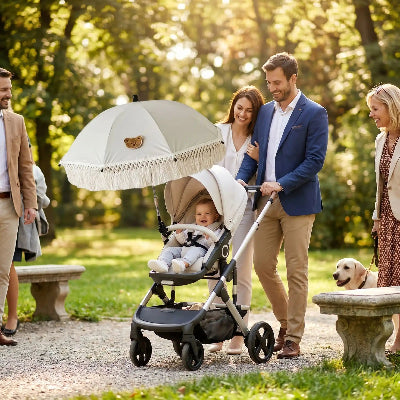 Ombrelle poussette universelle à franges | BabyTedy™- Passant du parc regardant la belle protection et bébé 