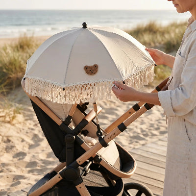 Ombrelle poussette universelle à franges | BabyTedy™- maman qui place la protection contre le soleil