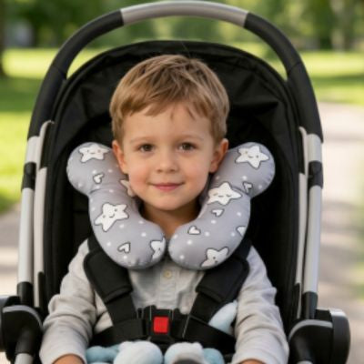 Oreiller pour bébé en U Étoile | ErgoMagique™- Enfant dans la poussette souriant