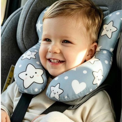Oreiller pour bébé en U Étoile | ErgoMagique™ – Bébé dans le siège d'auto souriant et serein