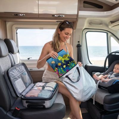 Pare-soleil de voiture bebe lot de 2 | Animaux marins – Maman qui range les pare-soleils dans sac argenté dans camping-car
