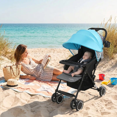 Pare-soleil pour poussette universel | ColoriBaby™ bleu-maman et bébé se reposant à la plage