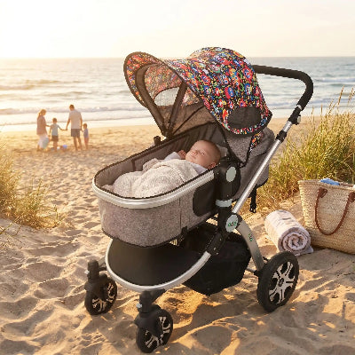 Pare-soleil pour poussette universelle | BabyMonstre™ – Famille à la plage avec bébé sous le soleil