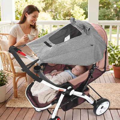 Pare-soleil pour poussette universelle | OmbreZen gris – Maman qui prend le café avec bébé sur terrasse.