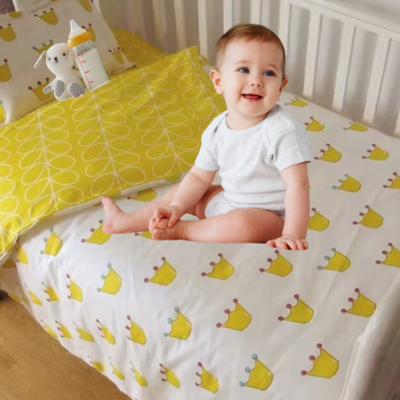 Parure de lit bebe 3 pièces | Couronne jaune – Motif joyeux