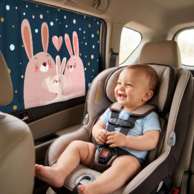 Rideau occultant portable | Lapin rose – Bébé qui sourit en regardant ses nouveaux amis sur la vitre