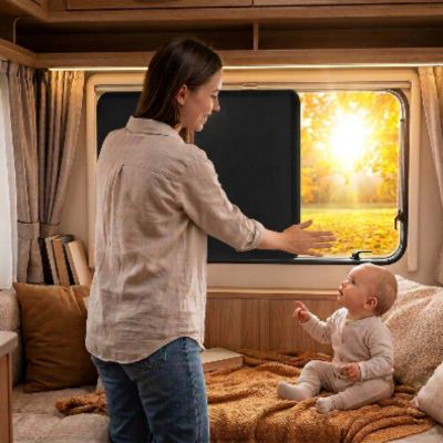 Rideau occultant portable voyage | BabeOnyx – Maman installe l'occultant avec bébé qui le regarde bien assis.