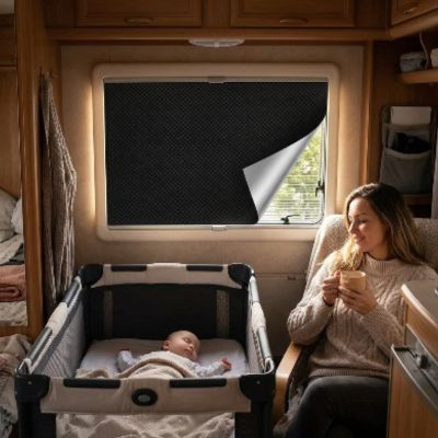 Rideau occultant portable voyage | BabeOnyx – Réveil paisible de bébé et maman en vacances dans le camping-car