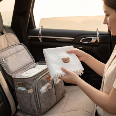 Rideau occultant voyage à ventouse auto | Tête d'ours – Maman qui ramasse et  met le pare-soleil dans le sac à langer