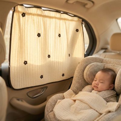 Rideau occultant voyage à ventouses auto | Fleur noire – Bébé dormant paisiblement dans son siège arrière