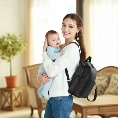 Sac à dos à langer en cuir | MovokBébé™ – Maman heureuse se préparant pour une sortie avec bébé – Noir