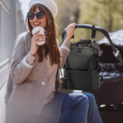 Sac à dos à langer en cuir | MovokBébé™ – Maman élégante qui prend le café avec bébé en poussette – Noir