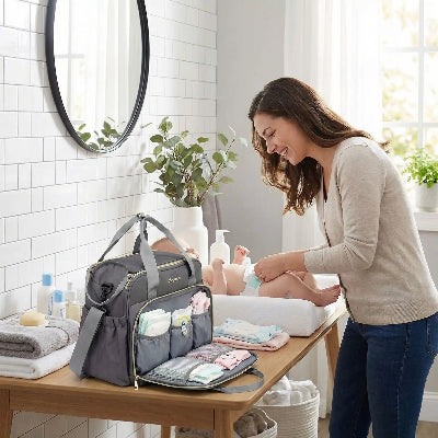 Sac à langer bébé gris LeParfait™ maman change la couche dans salle de bain