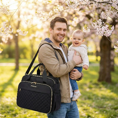 Sac à langer bébé noir LeParfait™ avec bébé et papa au parc
