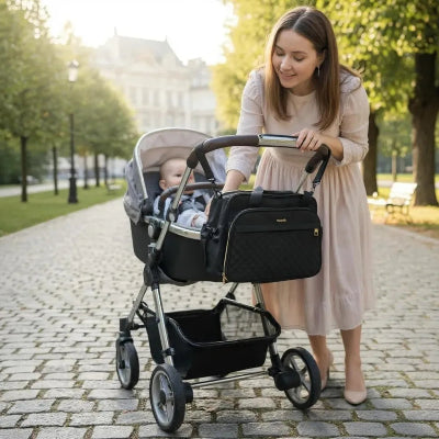 Sac à langer bébé noir LeParfait™ sortie avec maman en poussette