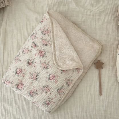 Plaid bebe-|TheWinterBlanket|-Fleurs d'antan-fleurs rouges