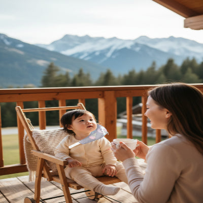 Support de tête bébé croissant | BébéLune : bébé qui regarde sa mère prendre le café au chalet