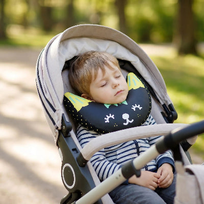 Support de tête et cou bébé | DodoBanana™ noir – enfant qui dort dans  poussette
