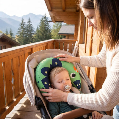 Support de tête et cou bébé | DodoBanana™ vert – enfant qui dort dans  poussette au chalet