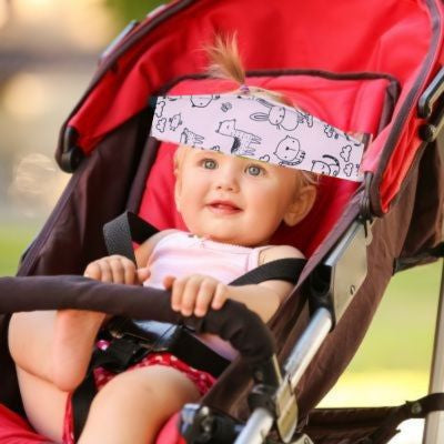 Support de tête réglable Animaux roses | RelaxBébé™ – Bébé fille souriante dans la poussette