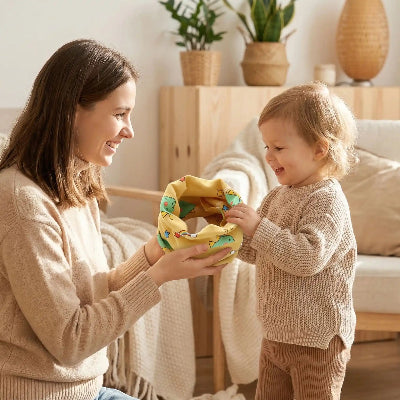 Tour de cou bebe Dinosaure jaune présenté à l'enfant