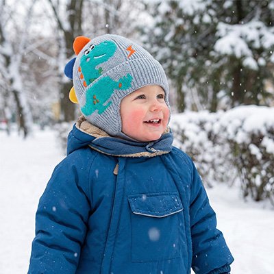Bonnet bebe dinosaure bleu claire enfant debout souriant