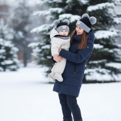 Bonnet bebe noir gris dans les bras de maman