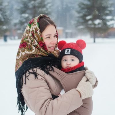 Bonnet bebe rouge noir dans les bras de maman avec foulard
