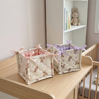 Panier de rangement bébé - rose et violet - sur table de chevet