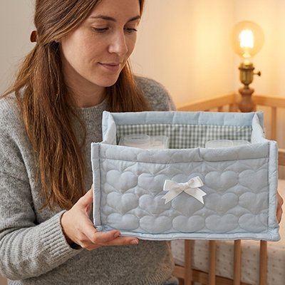 Panier rangement bebe bleu maman le tenant dans les mains